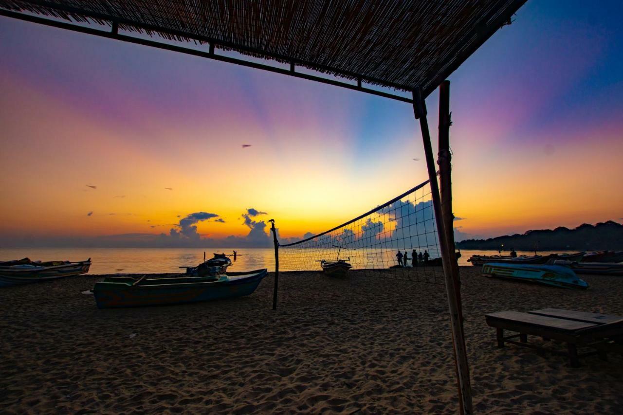 Water Edge Hotel&Restaurant Arugam Bay Exterior foto