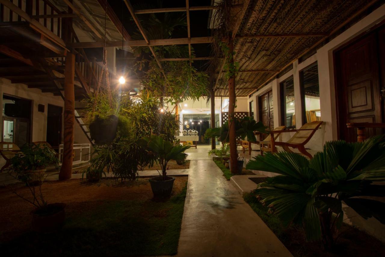 Water Edge Hotel&Restaurant Arugam Bay Exterior foto